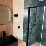 Authentique Vue Montagnes Avec Grand Patio Et Jacuzzi Chauffe