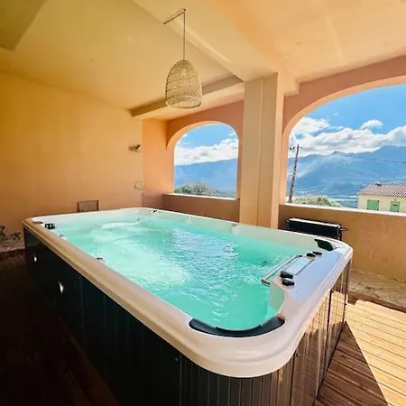 Authentique Vue Montagnes Avec Grand Patio Et Jacuzzi Chauffe