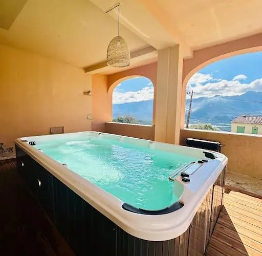 Authentique Vue Montagnes Avec Grand Patio Et Jacuzzi Chauffe